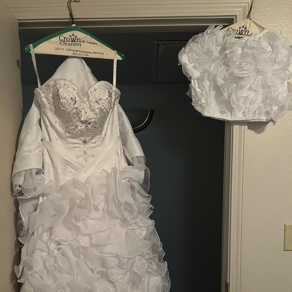 Wedding Dress with matching shoulder cover - size 8
